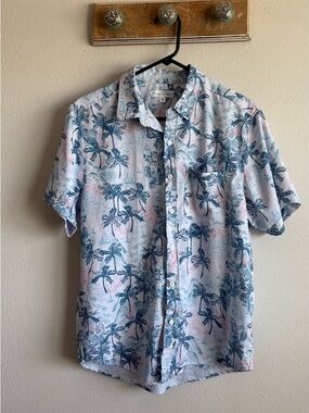 Men's Casual Short-Sleeve Button-Down Shirt in Light Blue Palm Print by